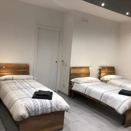 Affittacamere Casa Sonno Adiacente Caserma E Stazione Konukevi *